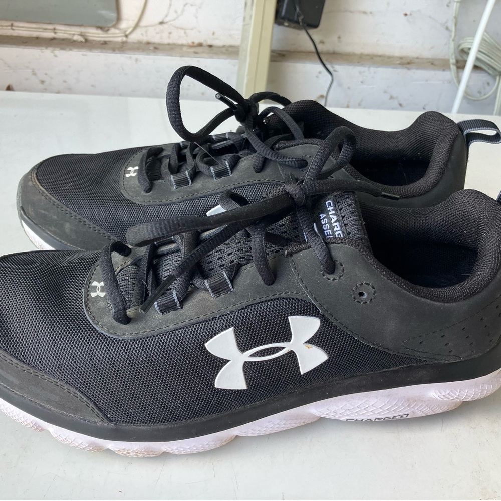 Woman’s Under Armour Sneakers size 10.5